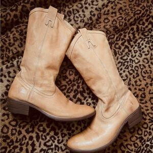Super cool Frye Tan Leather Western Boots
